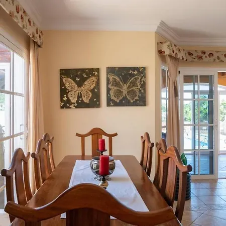 Vergel With Huge Private Pool, Jacuzzi, Sauna & Bbq By Amazzzing Travel Villa